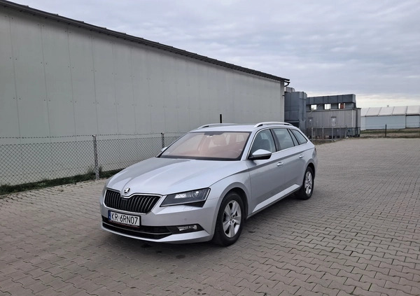 Skoda Superb cena 69900 przebieg: 142000, rok produkcji 2017 z Rymanów małe 466